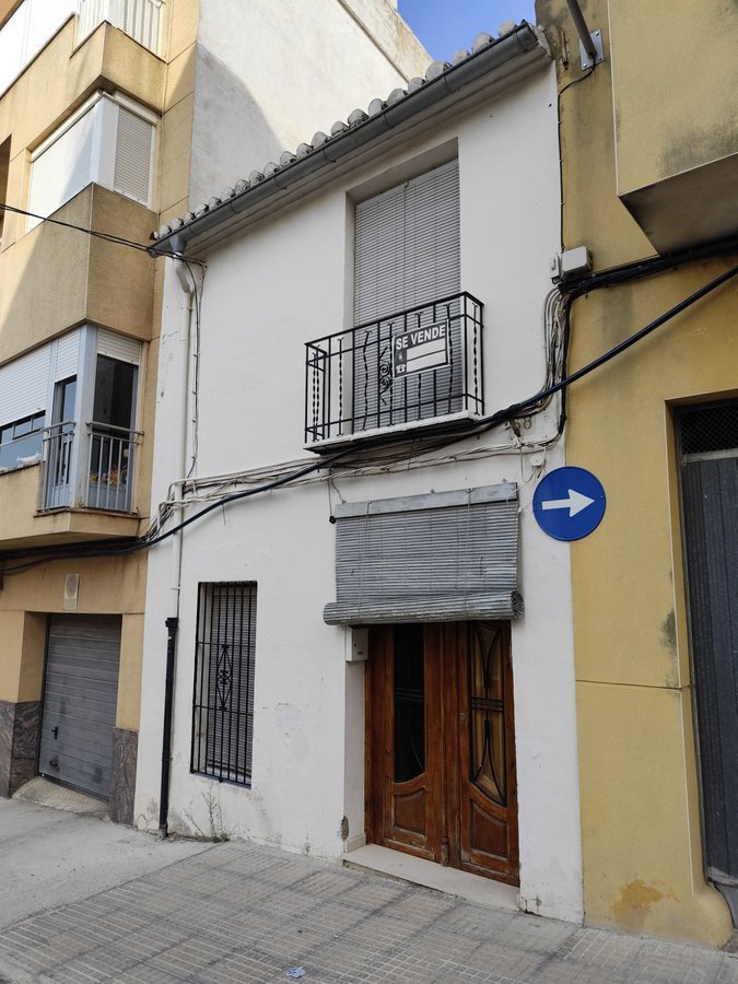 Vivienda de 115 m2  de parcela con un pequeño patio interior.