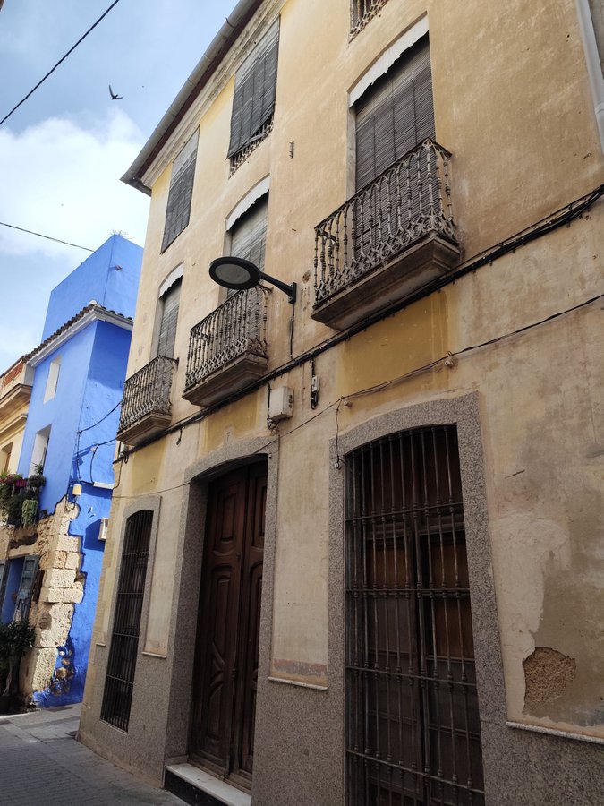 propiedad.imagen.a51a431d3736144d.313735303134323139313833372e6a7067_675x900-18 Casa señorial en el centro del pueblo.